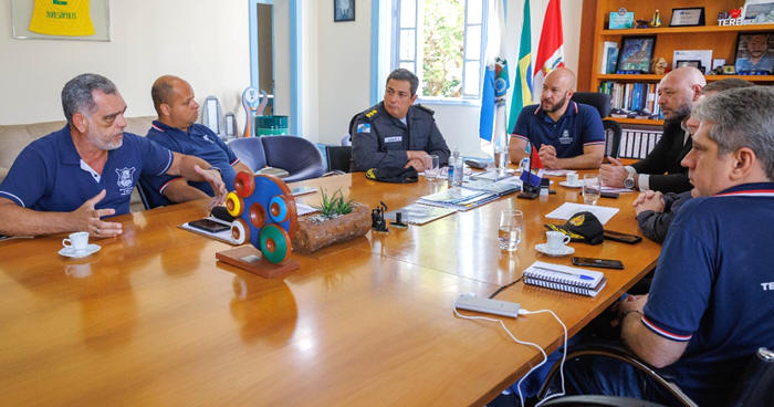 Reunião com as forças de segurança na Prefeitura de Teresópolis - Foto: AsCom PMT